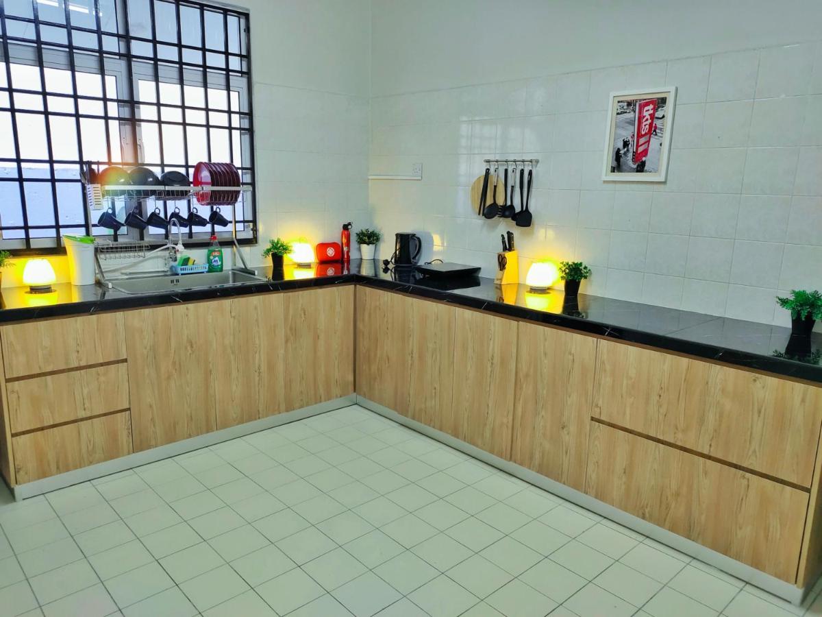 Semi-Detached, Up To 21 Pax, 4 Bedrooms, 3 Bathrooms, 4 Car Parks By Star Home Bayan Lepas Exterior photo